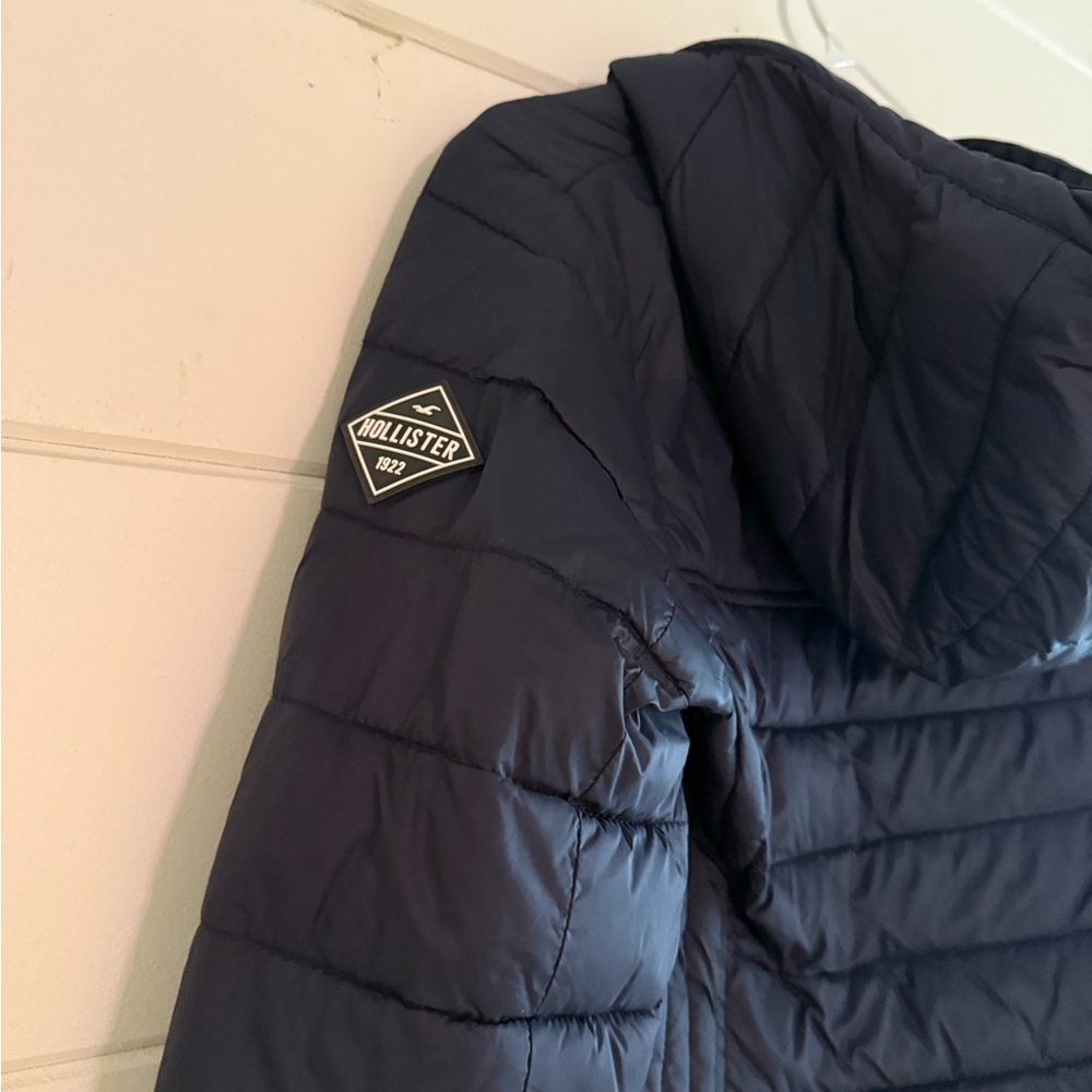 Hollister Women's Dark Navy Quilted Hooded Puffer Jacket - Picture 5 of 5